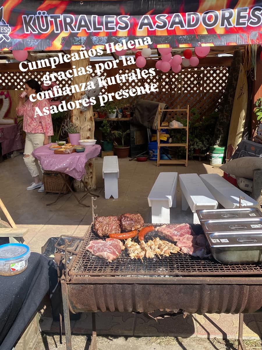 Parrilla de Kütrales Asadores cargada de carnes en un cumpleaños